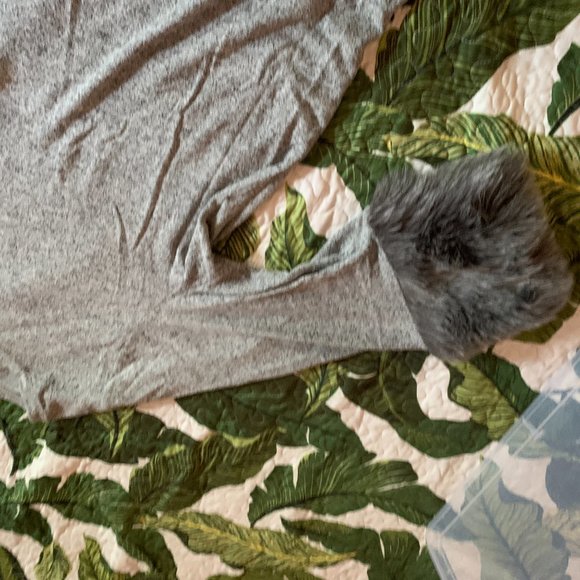 Super fun grey sweater with faux fur cuffs! Light and comfy! 18/20 Lane Bryant - Picture 4 of 12